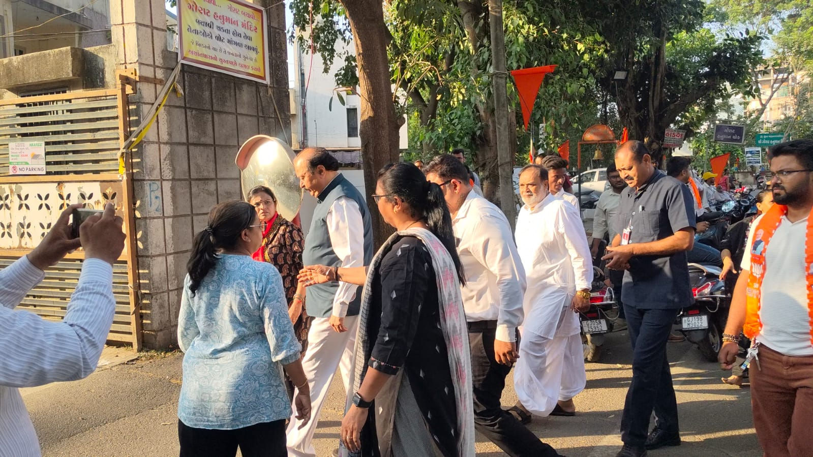 સુરતમાં ભાજપના ગઢ વિસ્તારમાં લોકોએ નેતાઓને ધકેલી દીધા, પોલીસને 5 બોલાવવી પડી - તસવીર