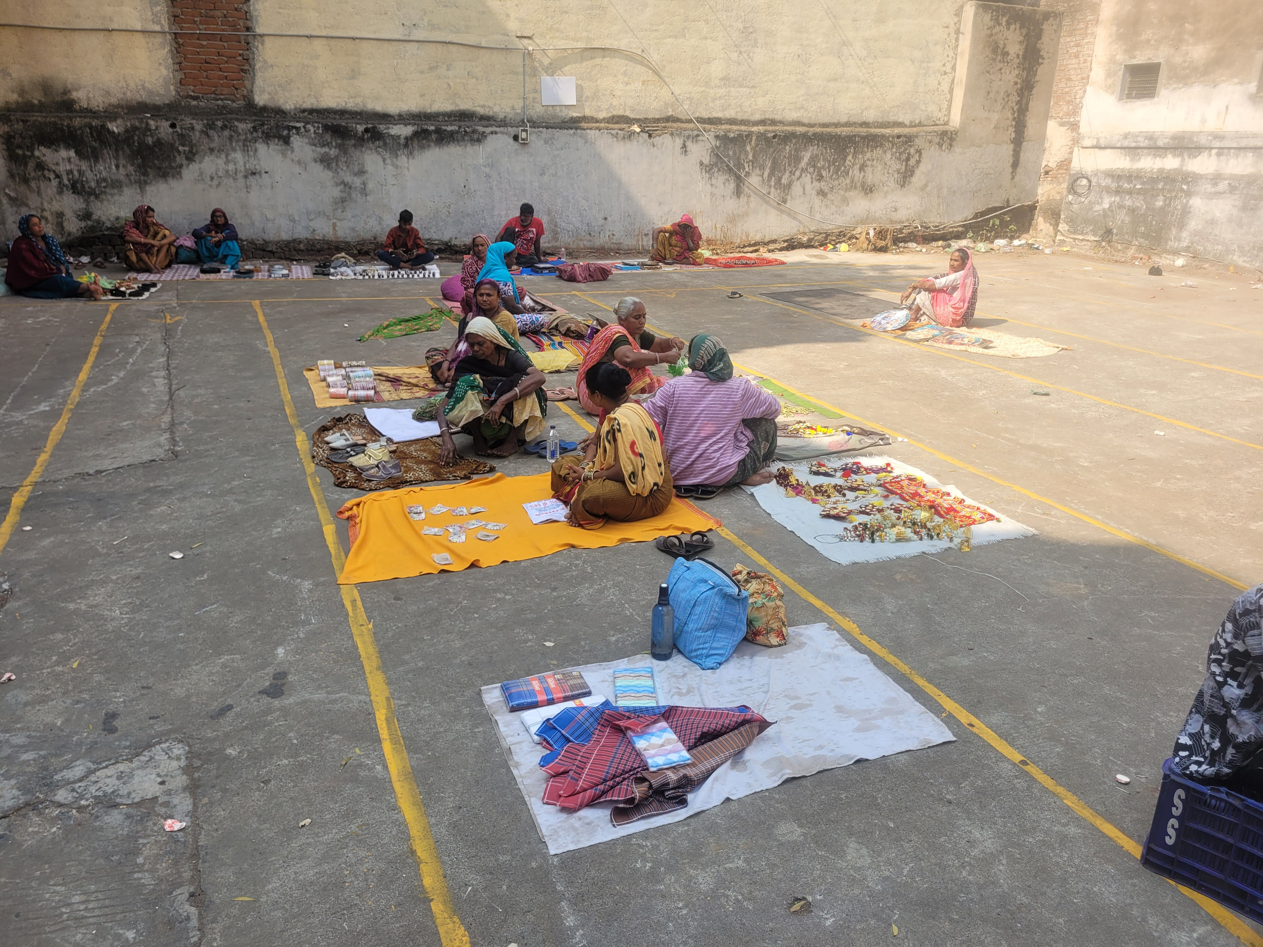 ભદ્ર પરિસરમાં 586 પાથરણાવાળાને ફરી જગ્યા આપો: ગુજરાત હાઈકોર્ટનો AMCને આદેશ 3 - image