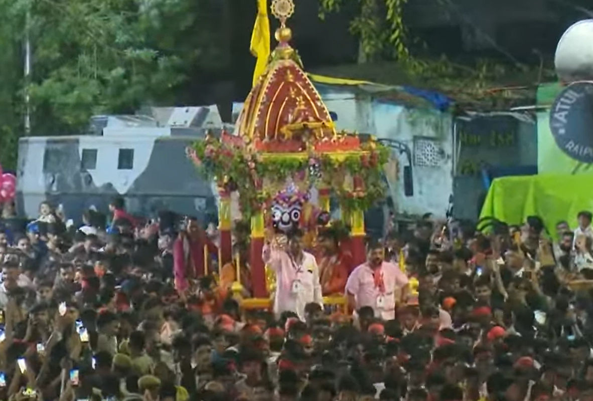 અમદાવાદમાં 148મી રથયાત્રા સંપન્ન: નગરચર્યા બાદ ત્રણેય રથ નિજ મંદિર પરત ફર્યા 2 - image