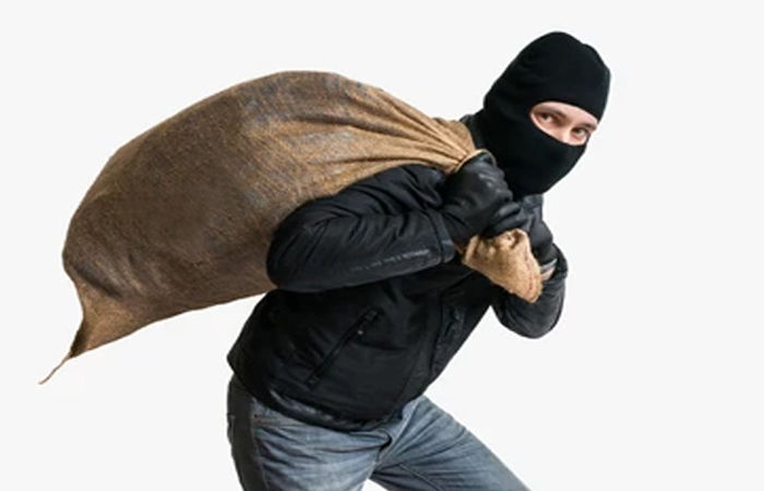 ભુજમાં પરિવાર એક રૂમમાં સુતો હોવા છતાં બીજા ઓરડામાંથી 42 હજારની ચોરી 1 - image