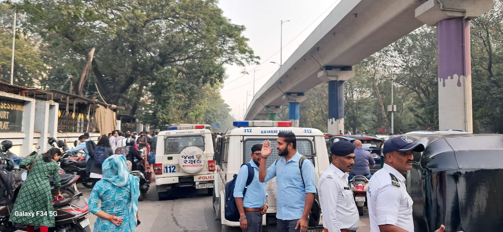 ગુજરાત હાઇકોર્ટ સહિત પાંચ જિલ્લાની કોર્ટને બોમ્બથી ઉડાવવાની ધમકી; ડૉગ-બોમ્બ ડિસ્પોઝલ સ્ક્વોડ ઘટના સ્થળે 2 - image