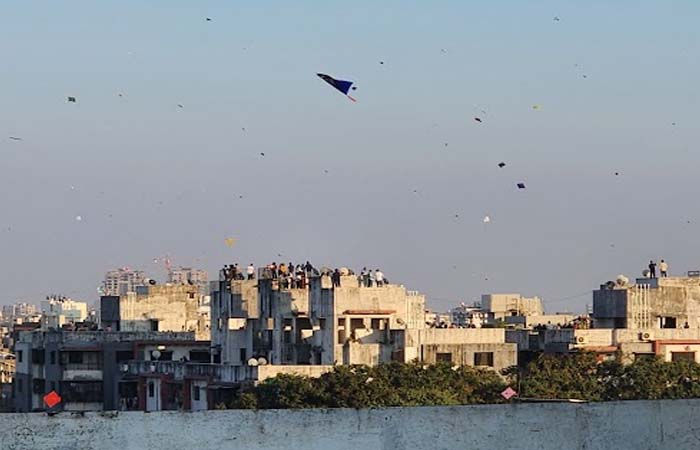 સપ્તાહના વચ્ચે બુધવારે  ઉત્તરાયણ હોવા છતાં સુરતીઓનો ઉત્સાહ આસમાન પર 2 - image