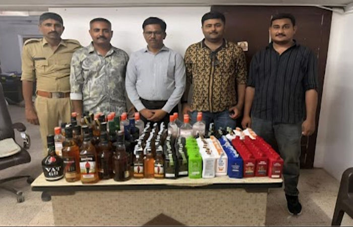 જામનગરમાં રામેશ્વર નગરમાં રહેતા નામચીન બૂટલેગરના મકાન પર પોલીસનો દરોડો : એક લાખથી વધુનો ઇંગ્લિશ દારૂ ઝડપાયો 1 - image