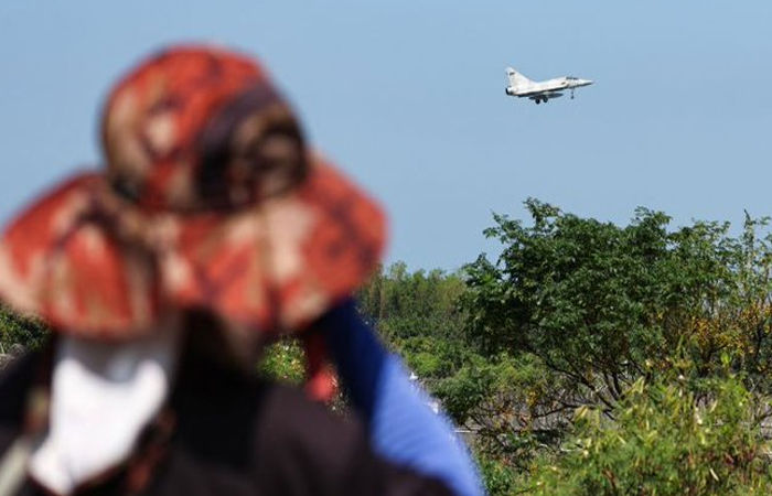 ભારતના પડોશી દેશોમાં વધ્યો તણાવ: ચીને 25 લડાકૂ વિમાન અને સાત યુદ્ધ જહાજ ઉતારી કર્યું શક્તિ પ્રદર્શન 1 - image