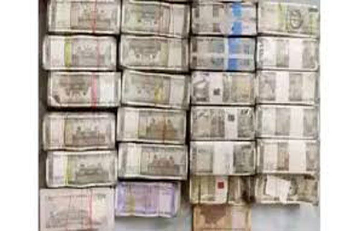 2 કરોડની લાંચ માગનારા પીએસઆઈના ઘરેથી 51 લાખ રોકડા મળ્યા 1 - image