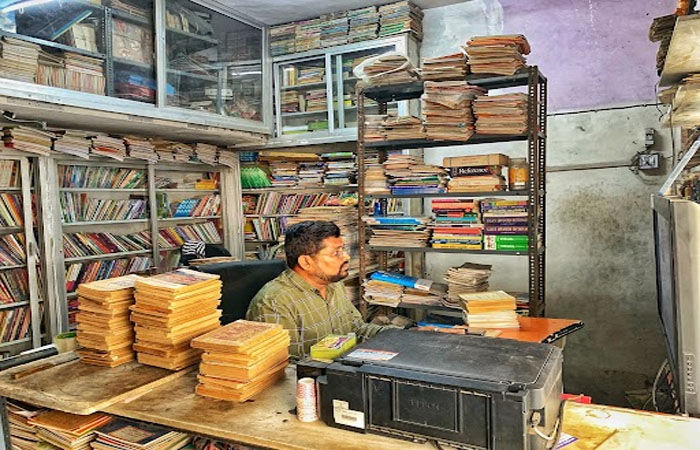 પરીક્ષામાં પુસ્તક ન મળતા ઘરને જ લાઇબ્રેરી બનાવનાર પુસ્તકપ્રેમી રવજીભાઈની બીજી પુણ્યતિથિએ મોટા દિકરાએ હરતી ફરતી લાઇબ્રેરી બનાવી 1 - image