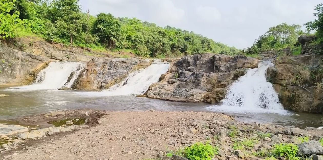 નાંદોદનો આ ધોધ રાજાએ બનાવડાવ્યો હતો, કુદરતી સૌંદર્ય જોઈ લોકો કહે છે - 'વાહ ક્યા સીન હૈ....' 2 - image