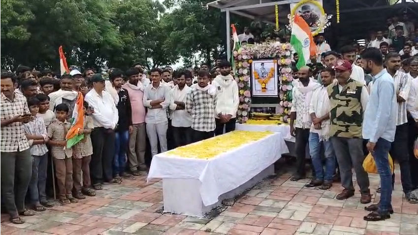 અમરેલી: ધામેલ ગામના શહીદ જવાન મેહુલભાઈને ગાર્ડ ઓફ ઓનર સાથે અંતિમ વિદાય, મોટી સંખ્યામાં લોકો ઉમટ્યા 3 - image