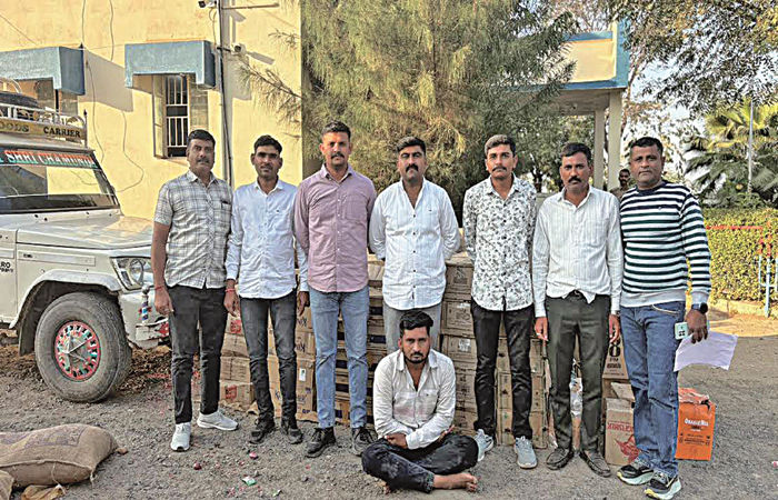 વિરમગામની હાંસલપુર ચોકડી ઉપરથી 11.88 લાખનો વિદેશી દારૂ ઝડપાયો 1 - image