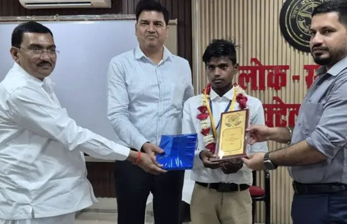 આ ગામમાં પહેલીવાર કોઈએ 10મું પાસ કર્યું, વરઘોડામાં લાઇટ ઊંચકવાનું કામ કરતાં છોકરાએ નામ રોશન કર્યું 1 - image