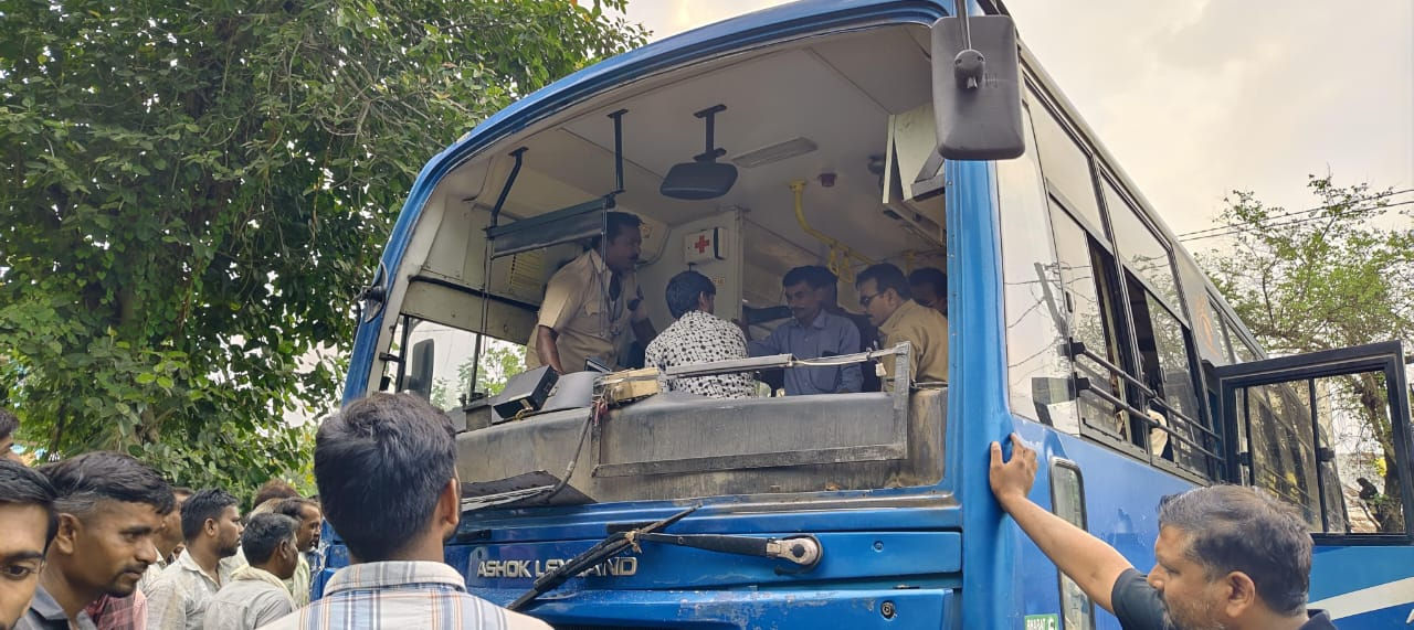પાવીજેતપુર: વાંકી ગામ પાસે બે ST બસ અને ઈકો કારનો અકસ્માત, મુસાફરોને ઈજા, ટ્રાફિકજામ સર્જાયો 2 - image