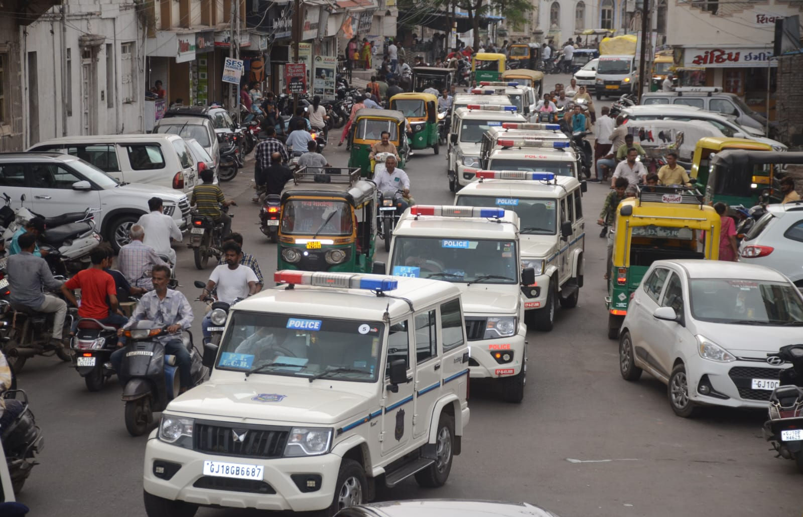 ગુજરાતના નવા DGPનો આદેશ: રોજ 2 કલાક જનતાની ફરિયાદો સાંભળો, 15 દિવસમાં નિકાલ કરો