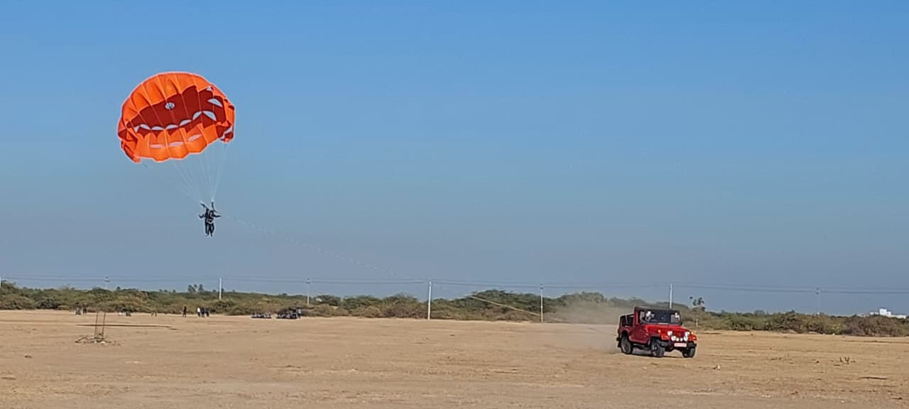 VIDEO | કચ્છ: માંડવીના દરિયાકિનારે NCC કેડેટ્સની હાઈ-ફ્લાઈંગ ઉડાન, પેરાસેઈલિંગમાં 594 કેડેટ્સે આભને આંબ્યું 2 - image
