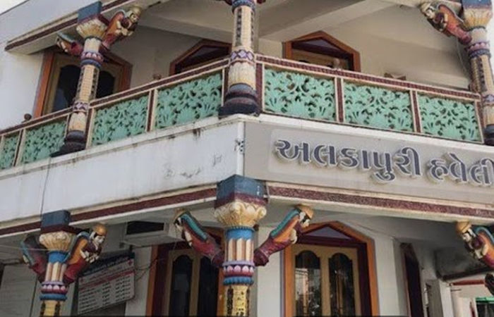 વડોદરાના અલકાપુરીમાં ગોવર્ધન હવેલીની દાન પેટીમાંથી ગુંદર લગાવેલી પટ્ટીઓ નાખી ચલણી નોટોની ઉઠાંતરી 1 - image