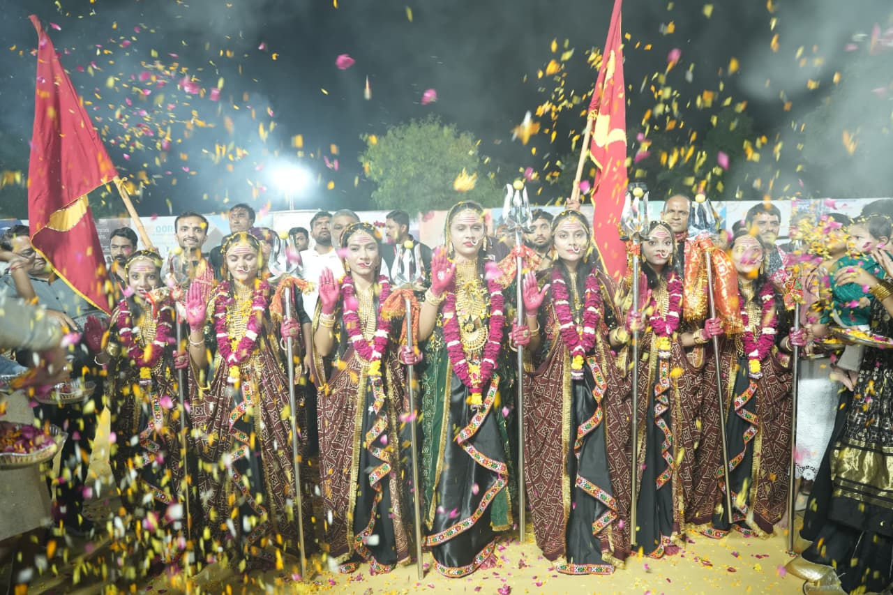 જામનગરમાં 10 હજારથી વધુ માઈભક્તોએ કરી ડિજિટલ આરતી, આઠમા નોરતે ખાસ ઝાંખી 2 - image
