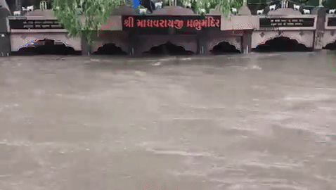 ગીર-સોમનાથમાં અનરાધારઃ સરસ્વતી નદી બે કાંઠે વહેતી થઈ, માધવરાય ભગવાનનું મંદિર જળમગ્ન 1 - image