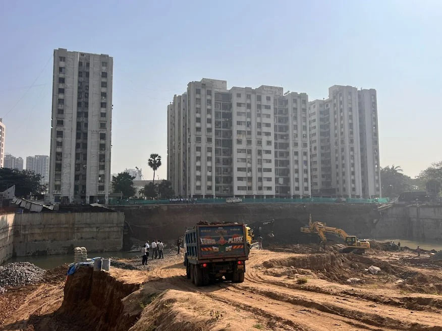 સુરતમાં બાંધકામ સ્થળે માટી ધસી, આજુબાજુની ઈમારતો ખાલી કરાવાઈ, તંત્રએ કરી મોટી કાર્યવાહી 4 - image
