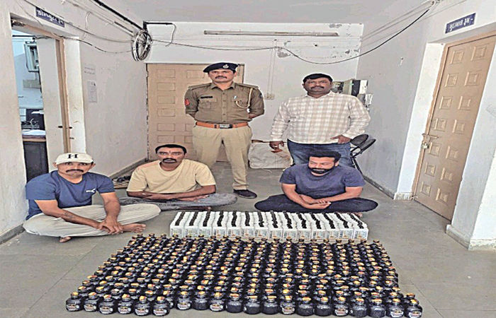 વટામણ ચોકડી પાસેથી કારમાંથી દારૂ સાથે બે શખ્સ પકડાયા 1 - image