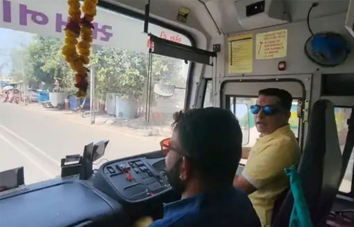 ભાજપ- કોંગ્રેસના બે MLAનો સ્ટંટઃ સીટબેલ્ટ વગર ST બસ દોડાવી 1 - image