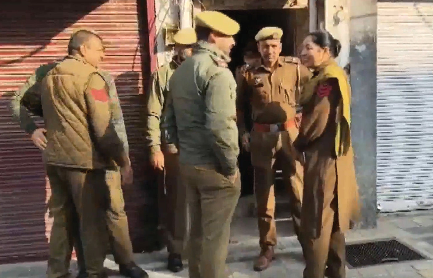 જમ્મુ પોલીસના અંગ્રેજી સમાચાર પત્રની ઓફિસ પર દરોડા, AK-47 અને પિસ્તોલ સહિતના હથિયાર જપ્ત 1 - image