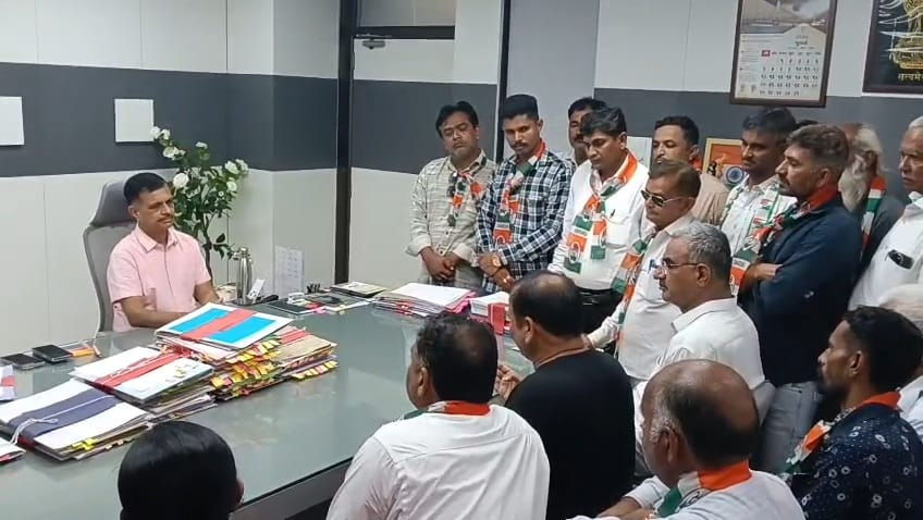 જામનગરમાં કોંગ્રેસનો ખેડૂતો મુદ્દે વિરોધ: પાક વીમા અને રાહત પેકેજને 'લટકતું ગાજર' ગણાવ્યું 3 - image