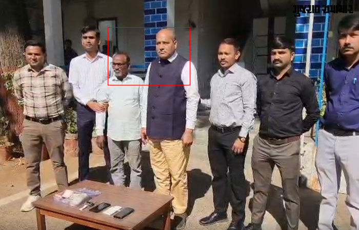 અમદાવાદમાં ક્લિનિકમાં દર્દી બનીને બે ઠગે 5 લાખ રૂપિયા ડૉક્ટરના ડ્રોવરમાંથી ચોરી લીધા, બંનેની ધરપકડ 2 - image