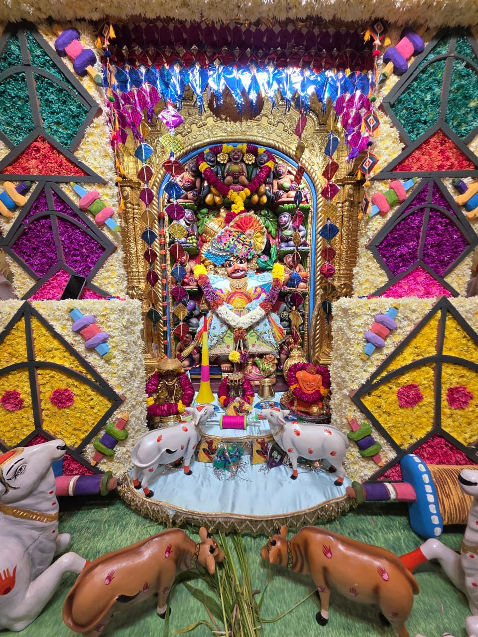 VIDEO: મકરસંક્રાંતિ 3 નિમિત્તે કષ્ટભંજનદેવ પતંગ-ફિરકીના શણગારથી શણગારેલા - તસવીર