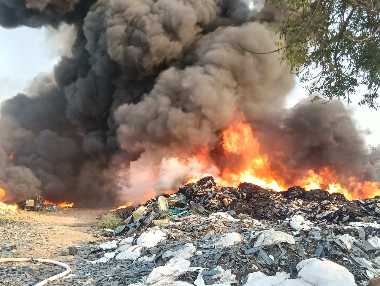 હાલોલ-પાવાગઢ રોડ પર સ્ક્રેપના ગોડાઉનમાં ભીષણ આગ; આકાશમાં ધુમાડાના ગોટેગોટા, ફાયર ફાઈટરો ઘટનાસ્થળે 3 - image