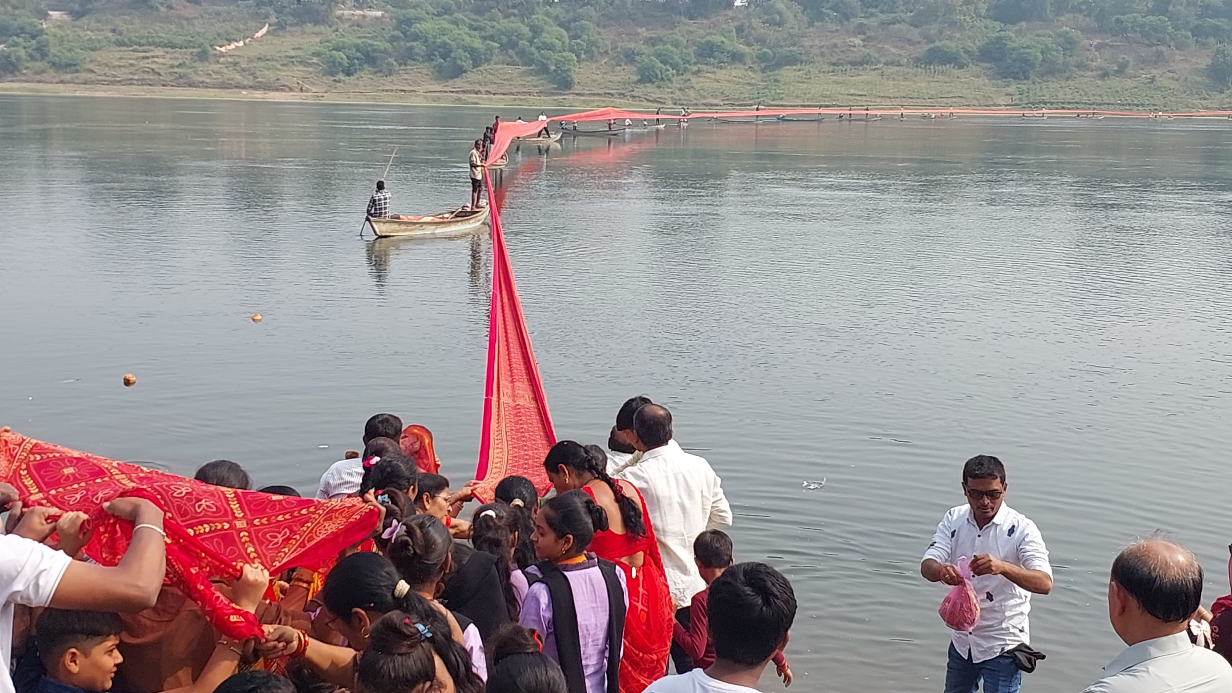 નર્મદા જયંતિએ રેવાના કાંઠે ઉમટ્યો ભક્તિનો મહાસાગર, માંગરોળમાં નદીની મધ્યધારામાં અર્પણ કરાઈ 1500 ફૂટ લાંબી ચુંદડી 4 - image