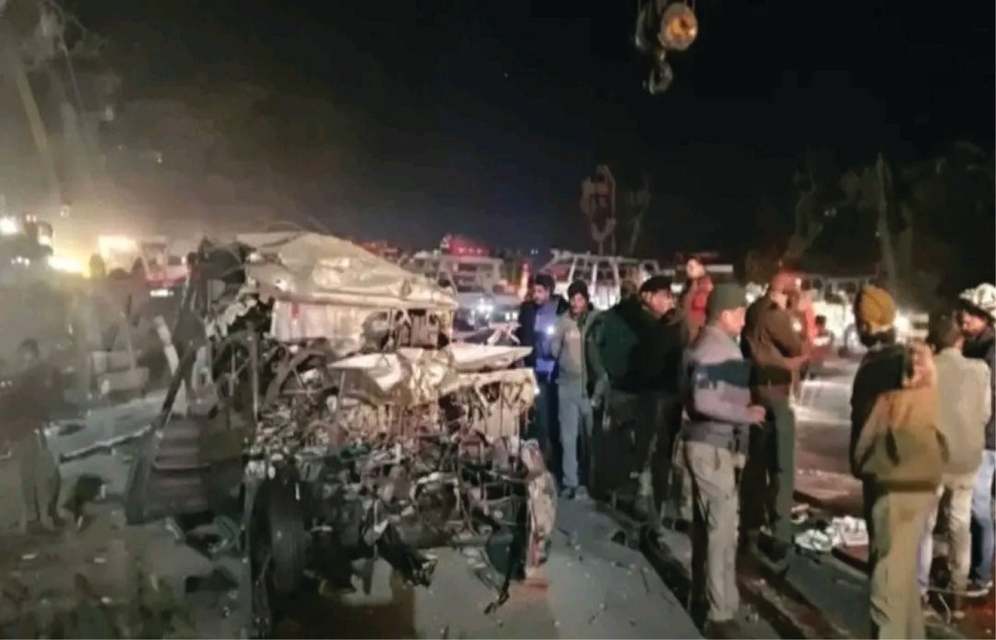 PHOTO : રોડ પર મોતનું તાંડવ... છેલ્લા 24 કલાકમાં પાંચ અકસ્માત, 60ના મોત, 42ને ઈજા 11 - image