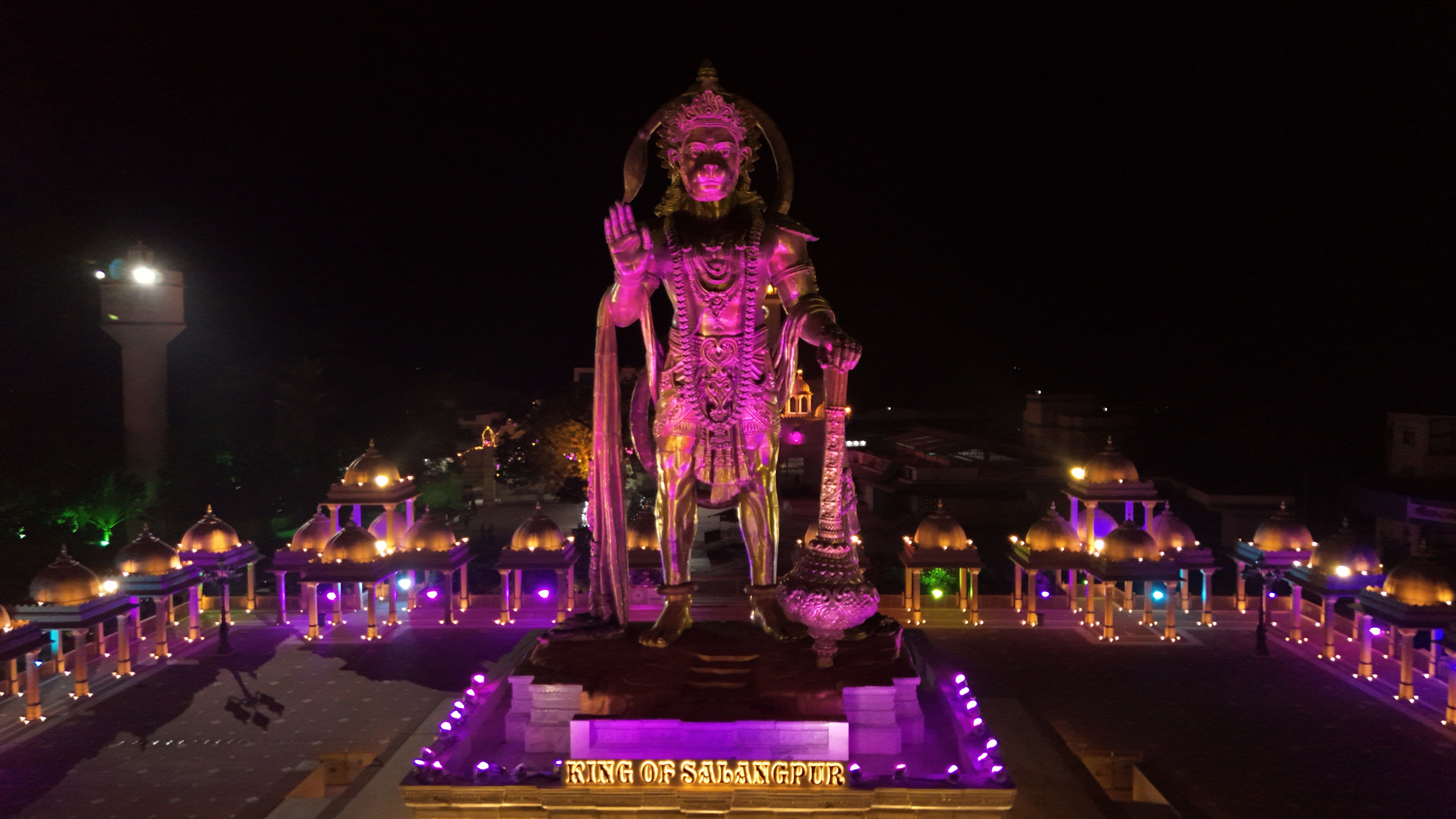 સાળંગપુરધામમાં કાળી ચૌદશે યોજાયો ભવ્ય યજ્ઞ-અન્નકૂટ, દાદાને પહેરાવાયો સુવર્ણ-હીરાજડિત મુગટ 4 - image