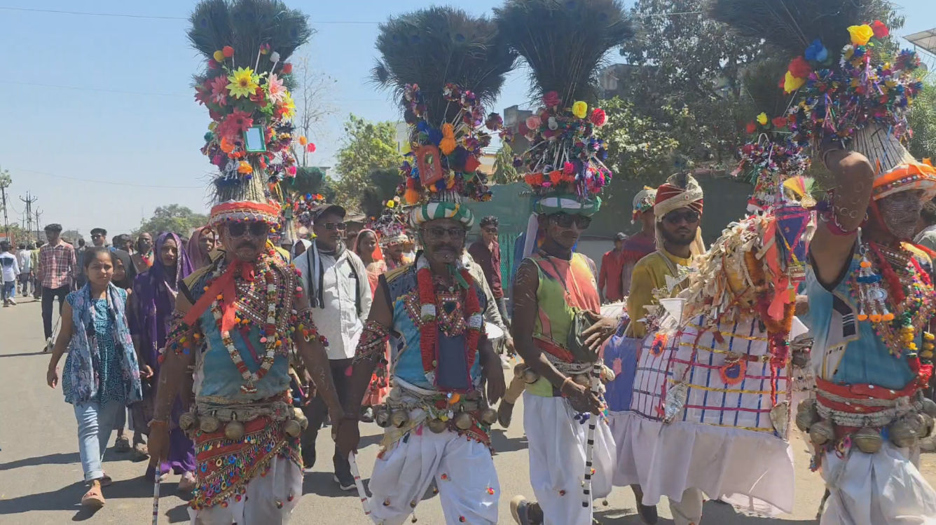 PHOTOS: છોટા ઉદેપુરના 'ગેરના મેળા'ની અદભૂત તસવીરો, જ્યાં રંગો વગર પણ આખું વાતાવરણ મેઘધનુષી લાગે 5 - image