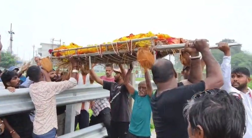 ગોધરાના દશા ફાટક પાસે મૃતદેહને પણ નથી મળતો સીધો રસ્તો, અધૂરા અંડરપાસે લોકોનું જીવન દુષ્કર બનાવ્યું 3 - image