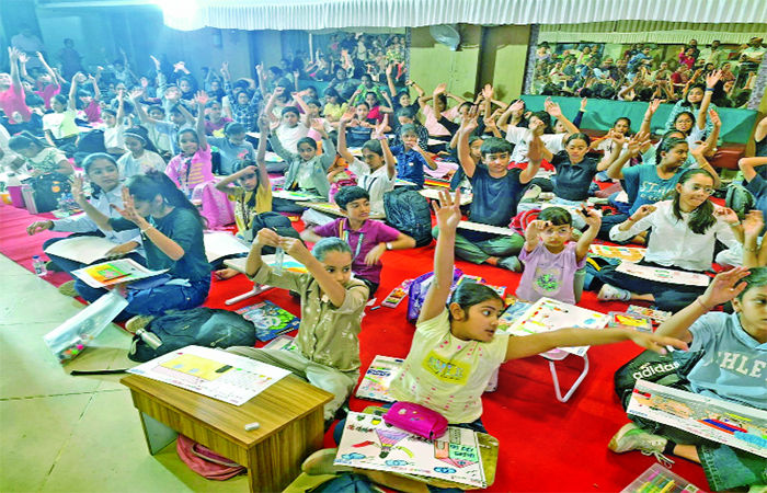 2 શહેરો, 53 સ્કૂલો અને 218 પ્રતિભાશાળી બાળચિત્રકારોએ ઉજવ્યો અનોખો રંગોત્સવ... 1 - image