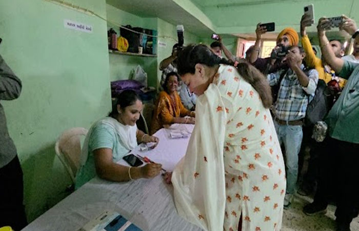 જામનગર અને દેવભૂમિ દ્વારકા જિલ્લાના સાંસદ પૂનમબેન માડમે નવાગામ ઘેડ વિસ્તારમાં કર્યું મતદાન: લોકોને લોકશાહીના પર્વમાં ઉત્સાહભેર જોડાવા કર્યો અનુરોધ 2 - image