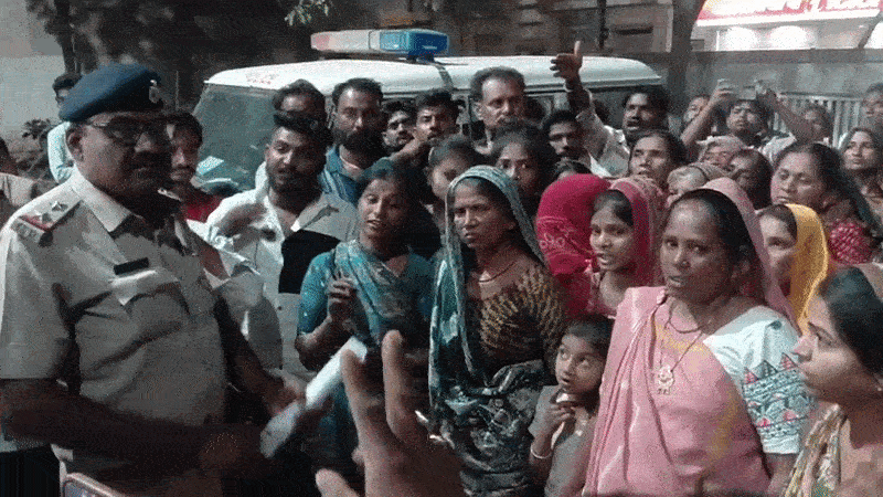 અમરેલી: દેતડ ગામની મહિલાઓ દારૂના દૂષણ મુદ્દે રણચંડી બની, સાવરકુંડલા પોલીસ સ્ટેશનમાં હલ્લાબોલ કર્યો 1 - image