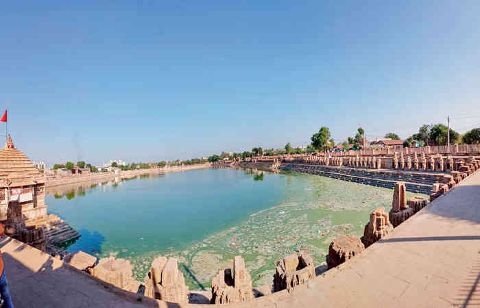 વિરમગામના મુનસર તળાવના પાણીમાં લીલના થર જામ્યા 1 - image