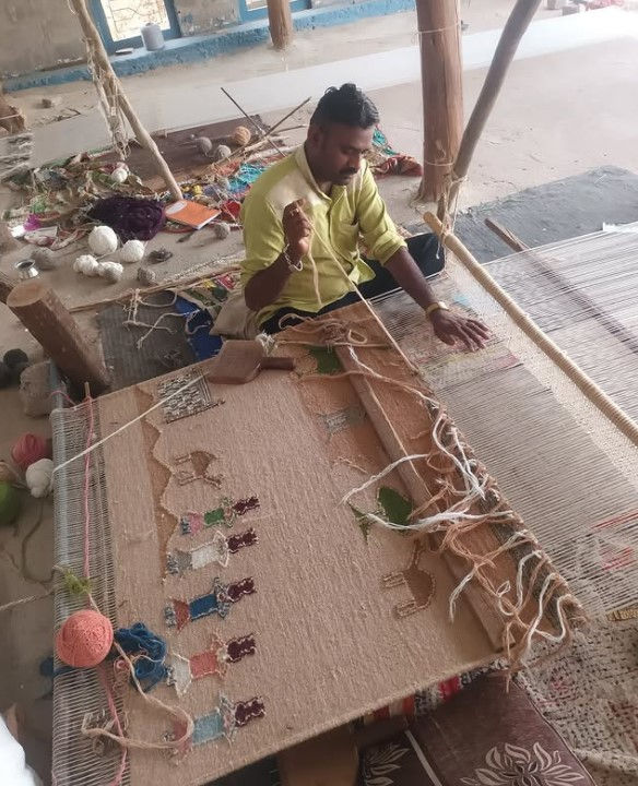 આજે વિશ્વ હાથશાળ દિવસ : લુપ્ત થતી ખરડના વણાટકલાના ધરોહર પિતા-પુત્ર તેજસી-સામતને રાષ્ટ્રીય સન્માન 4 - image
