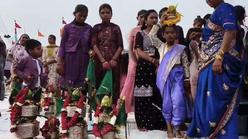અમરેલી: નાળિયેરી પૂનમે ખારવા સમાજે દરિયાદેવનું પૂજન કર્યું, હવે માછીમારો નીકળશે સમુદ્ર ખૂંદવા 2 - image