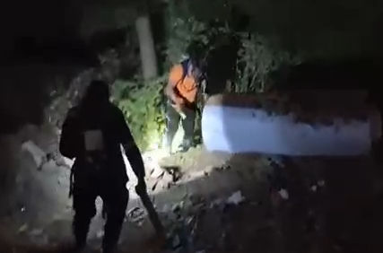 અમદાવાદના સોલામાં ચોંકાવનારી ઘટના: લાવારિસ હાલતમાં 2 ક્લોરિનની બોટલ મળી, લોકોને શ્વાસ લેવામાં તકલીફ 2 - image