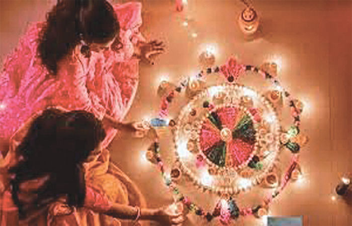 તહેવારોની મોસમ : બજારોમાં ૩ ટ્રિલિયન રૂપિયા ઠલવાશે : ટ્રાવેલ, સ્વીટ, ગિફ્ટ, કપડાં, લકઝરી ચીજો 2 - image