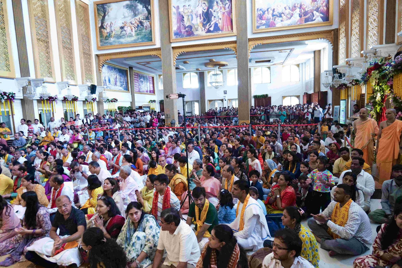 અમદાવાદના હરે કૃષ્ણ મંદિરમાં 'રાધાષ્ટમી'ની ભવ્ય ઉજવણી, ભક્તો શ્રદ્ધાથી ઝૂમી ઉઠ્યા 7 - image