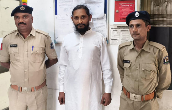 પૈસાની લાલચમાં સાધુએ બેંક ખાતાં ભાડે આપી યુવાનોને પણ રવાડે ચડાવ્યા હતા 1 - image