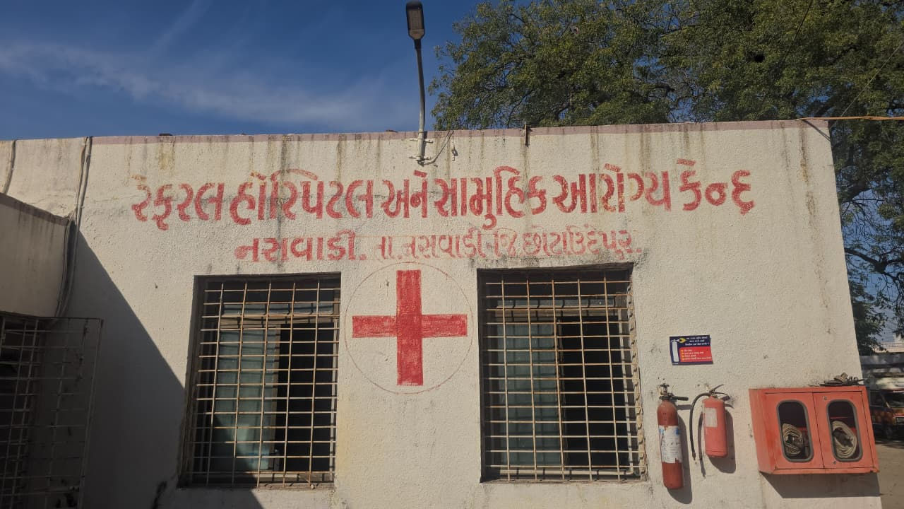 છોટાઉદેપુરનો 'ઝોળીદાર' વિકાસઃ ફરી એકવાર પાકા રસ્તાના અભાવે સગર્ભાને ઝોળીમાં હોસ્પિટલ લઈ જવાઈ 2 - image