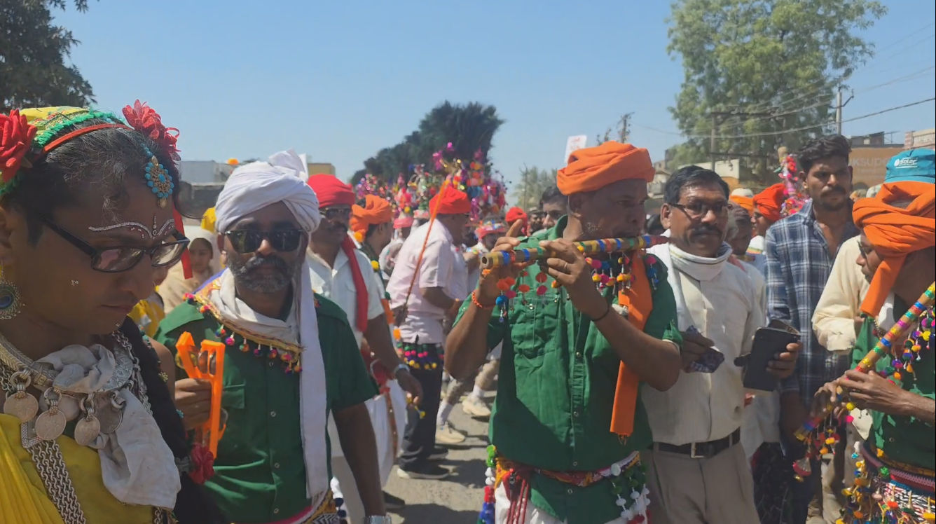 PHOTOS: છોટા ઉદેપુરના 'ગેરના મેળા'ની અદભૂત તસવીરો, જ્યાં રંગો વગર પણ આખું વાતાવરણ મેઘધનુષી લાગે 7 - image