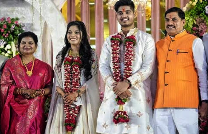 VIDEO: સમૂહલગ્નમાં યોજાયા MPના મુખ્યમંત્રી મોહન યાદવના દીકરાના લગ્ન, ધીરેન્દ્ર શાસ્ત્રી-રામદેવે આપ્યા આશીર્વાદ 1 - image