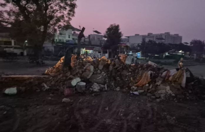 ગાંધીનગરમાં વહેલી સવારે ડિમોલિશન : અડાલજ-ઝુંડાલ રોડ પર ગેરકાયદે ધાર્મિક દબાણ દૂર કરાયું 1 - image