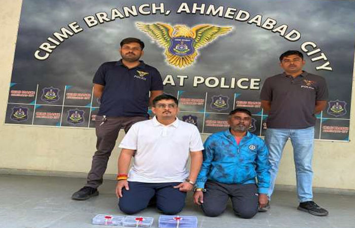 બોડકદેવમાં ફાયરિંગ કેસમાં નાસતા ફરતા બે આરોપીઓ ઉજ્જૈનથી ઝડપાયા, રિવોલ્વર અને 10 જીવતા કાર્ટીઝ જપ્ત 1 - image