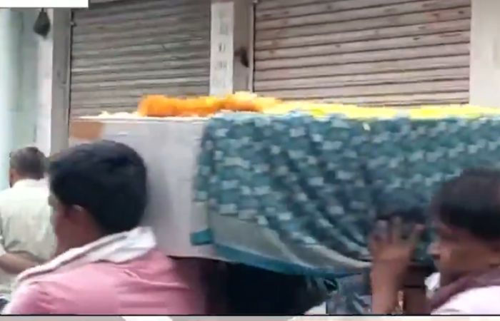 અમદાવાદ પ્લેન ક્રેશ: વિસનગરના દંપતીનો મૃતદેહ વતન પહોંચતાં માહોલ ગમગીન, અંતિમ યાત્રા નીકળી 3 - image