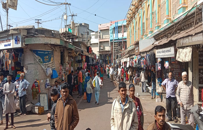 જામનગર પાલિકાની મહેનતનો રંગ : દરબારગઢ-બર્ધન ચોક વિસ્તારમાં ગેરકાયદે દબાણો દૂર કરાતાં રસ્તાઓ બન્યા દબાણ મુક્ત 3 - image